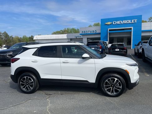 Used 2025 Chevrolet TrailBlazer LT w/ Convenience Package image 2