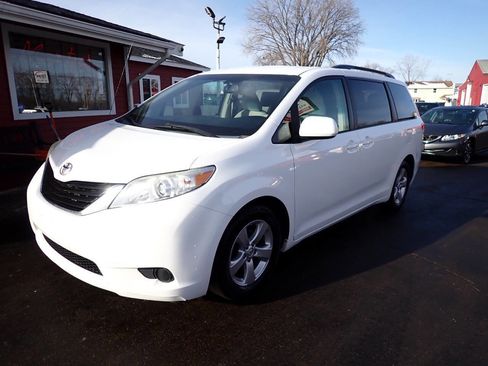 Used 2014 Toyota Sienna LE image 3