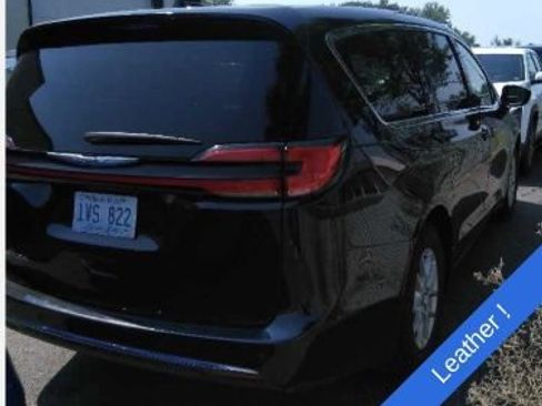 Used 2024 Chrysler Pacifica Touring-L FWD image 3