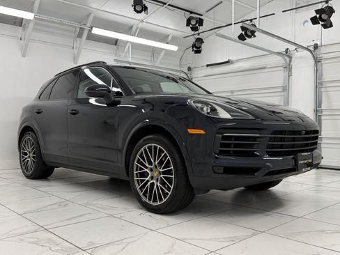 Certified 2023 Porsche Cayenne Platinum Edition image 10