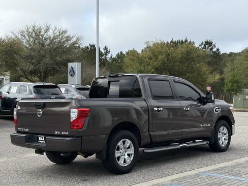 Used 2017 Nissan Titan SV image 5