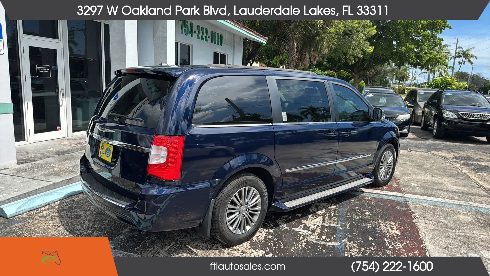 Used 2014 Chrysler Town & Country Touring-L FWD image 10