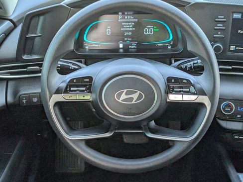Used 2025 Hyundai Elantra Hybrid FWD image 11