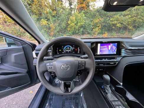 Used 2025 Toyota Camry LE image 30