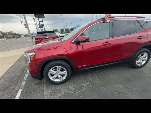 Used 2023 GMC Terrain SLE w/ Driver Convenience Package FWD image 5