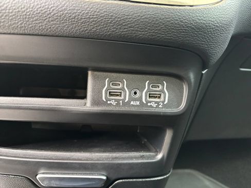 Used 2025 Chrysler Pacifica Select FWD image 27