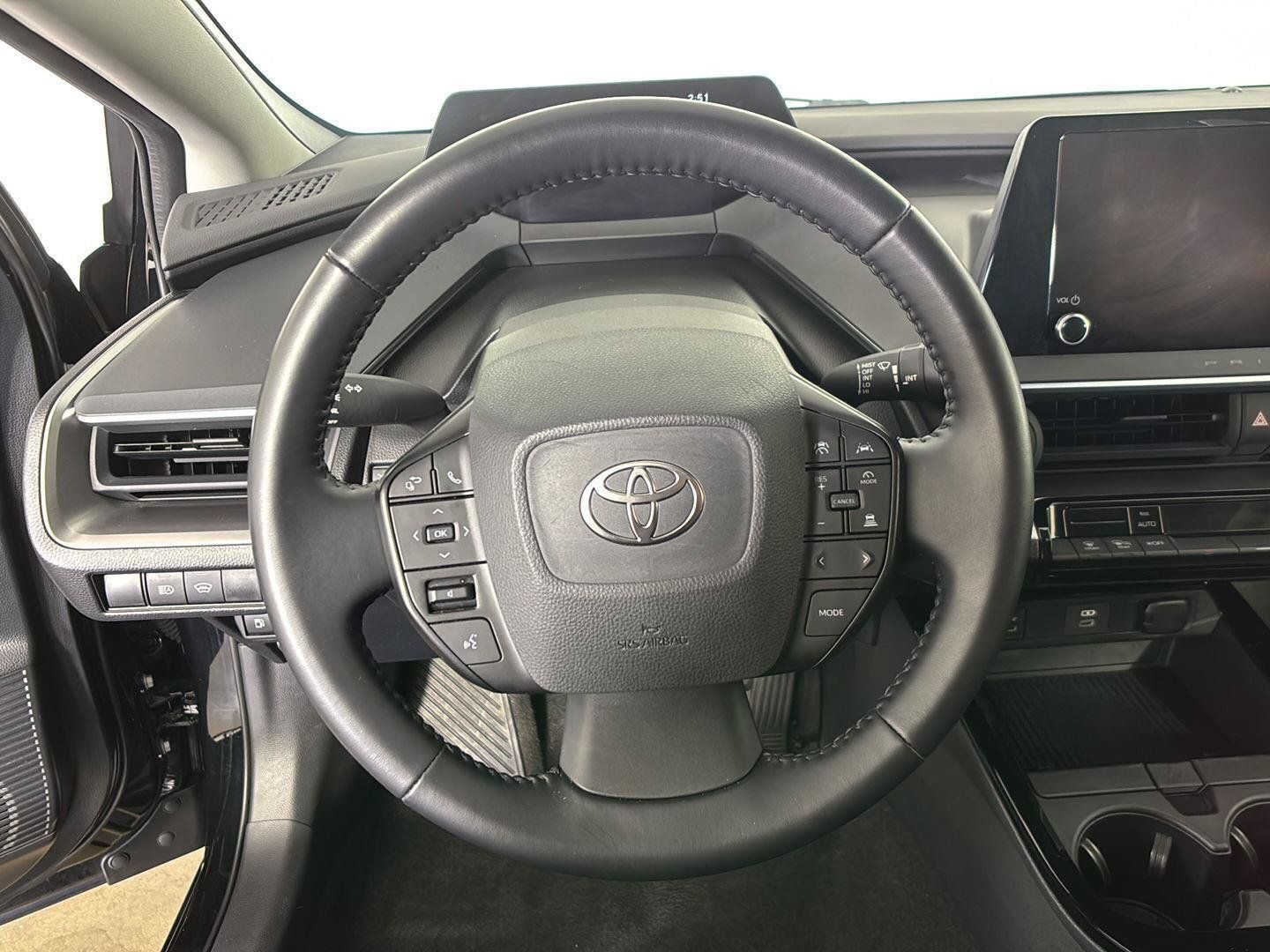 Used 2025 Toyota Prius LE FWD image 29