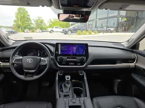 Used 2024 Toyota Grand Highlander AWD image 17