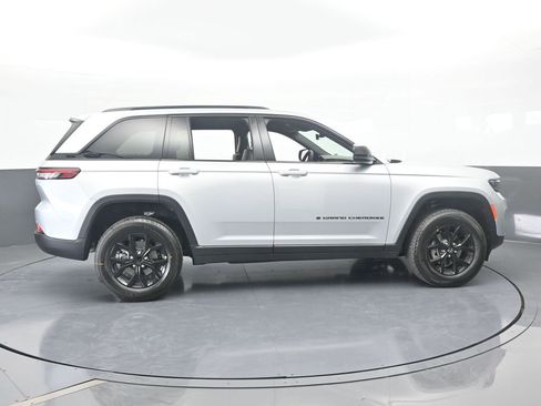 New 2025 Jeep Grand Cherokee Altitude RWD image 7
