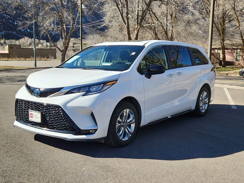 Certified 2022 Toyota Sienna XSE AWD/4WD image 2