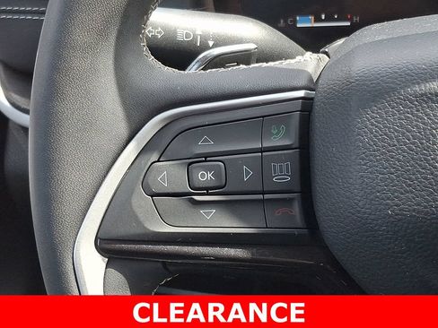 Used 2023 Jeep Grand Cherokee Laredo AWD/4WD image 21