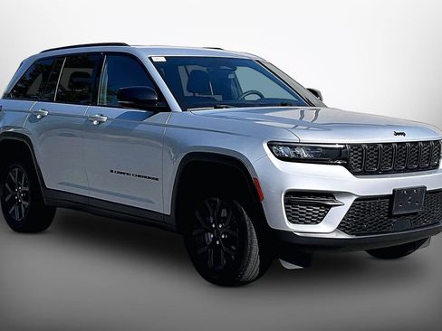 Used 2025 Jeep Grand Cherokee Altitude AWD/4WD image 2