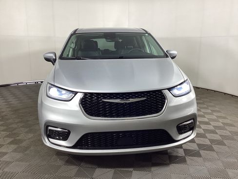 Used 2023 Chrysler Pacifica Touring-L FWD image 6
