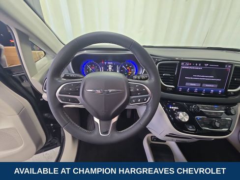 Used 2023 Chrysler Pacifica Touring-L FWD image 14