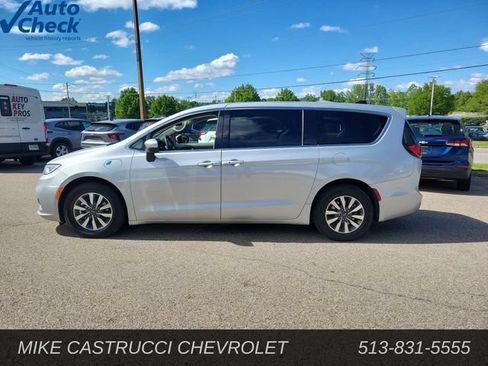 Used 2023 Chrysler Pacifica Touring-L FWD image 2