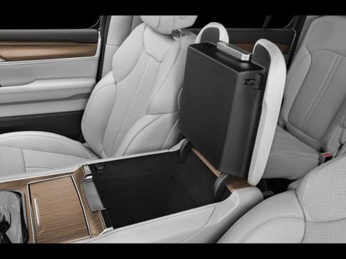 Certified 2024 Jeep Wagoneer L Series II w/ Flexible Seating Group RWD image 11