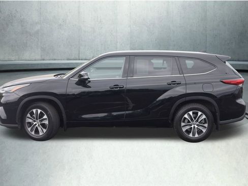 Used 2022 Toyota Highlander XLE AWD/4WD image 12