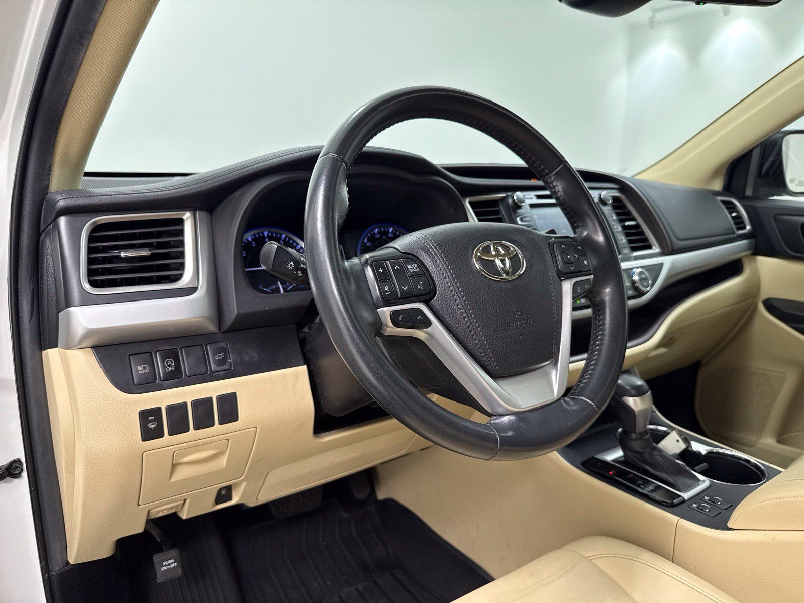 Used 2019 Toyota Highlander XLE FWD image 13