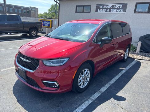 Used 2024 Chrysler Pacifica Touring-L FWD image 7