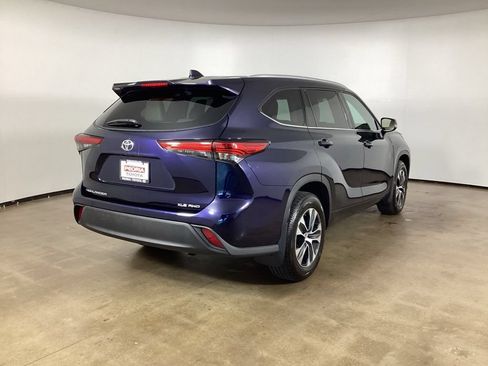 Used 2022 Toyota Highlander XLE AWD/4WD image 5