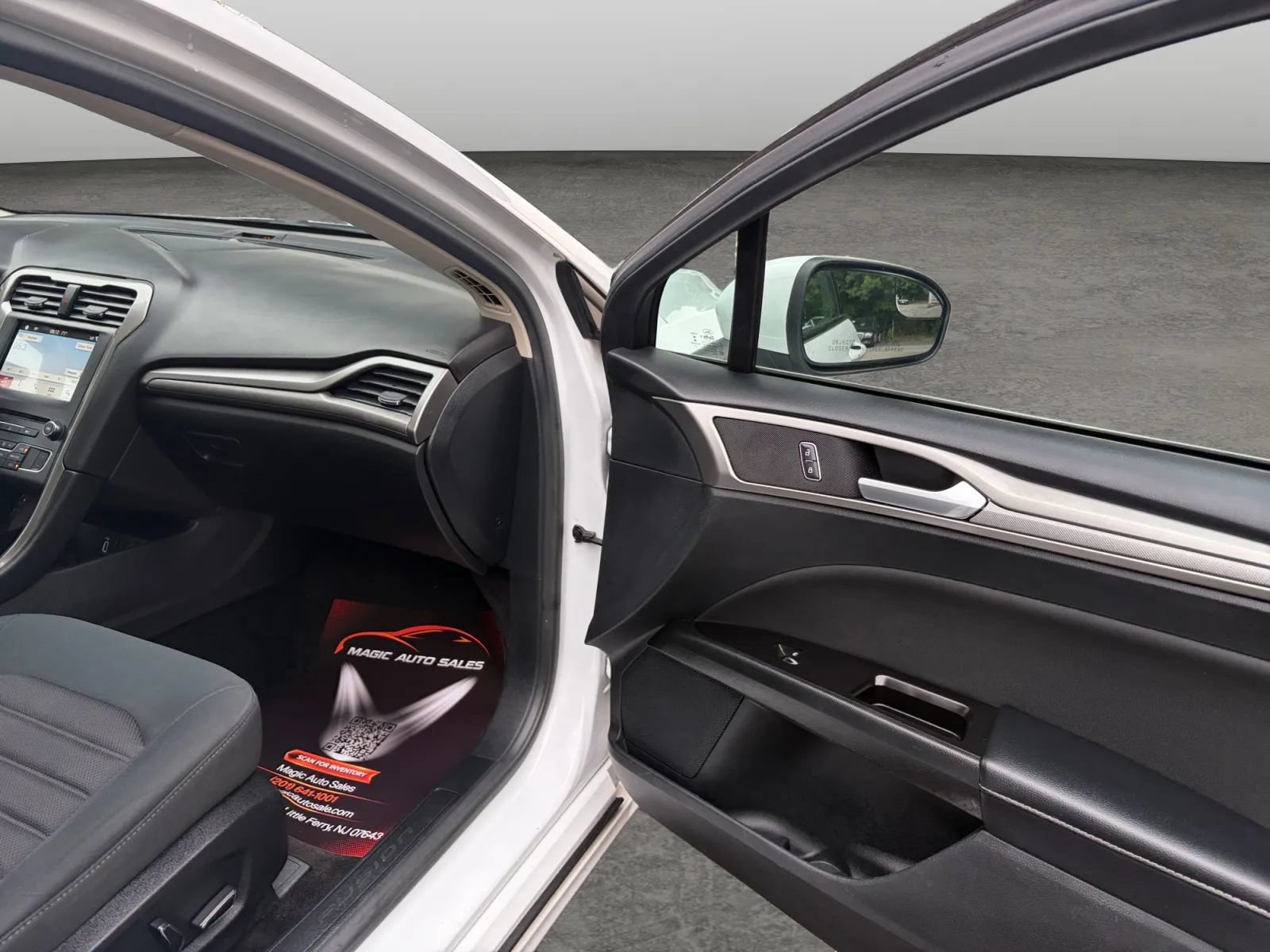 Used 2017 Ford Fusion SE w/ Fusion SE Technology Package FWD image 19