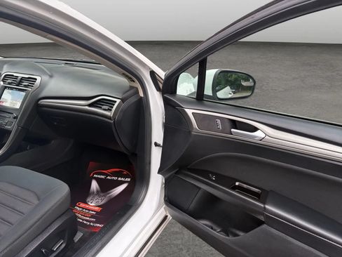 Used 2017 Ford Fusion SE w/ Fusion SE Technology Package FWD image 16