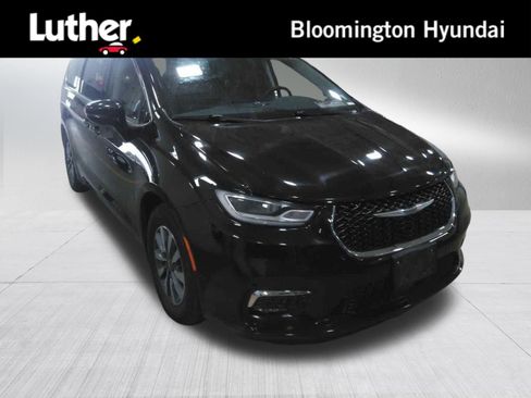 Used 2024 Chrysler Pacifica Limited FWD image 1