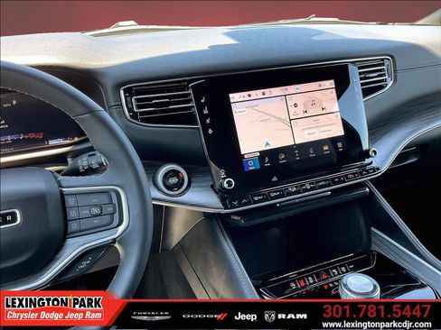 Used 2024 Jeep Wagoneer L Series II w/ Flexible Seating Group AWD/4WD image 9