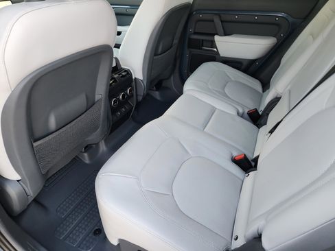 Used 2025 Land Rover Defender 110 X-Dynamic SE image 30