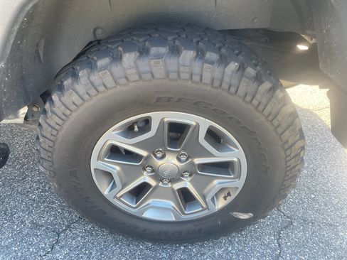 Used 2017 Jeep Wrangler Rubicon w/ Power Convenience Group image 11