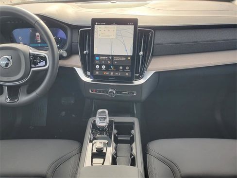 Certified 2025 Volvo XC90 B6 Plus image 31