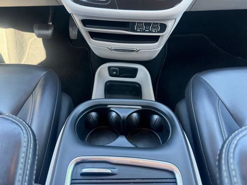 Used 2023 Chrysler Pacifica Touring-L image 16