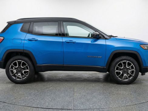 Used 2025 Jeep Compass Trailhawk image 11