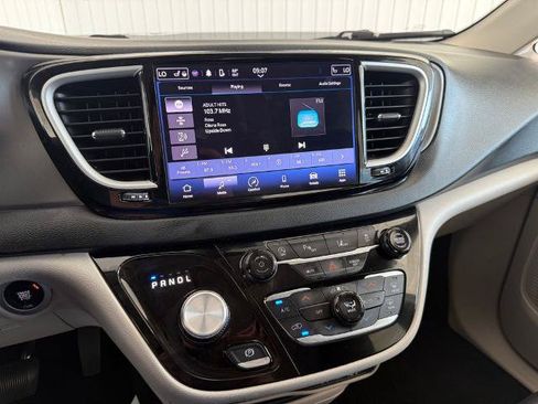 Used 2023 Chrysler Pacifica Touring-L FWD image 4