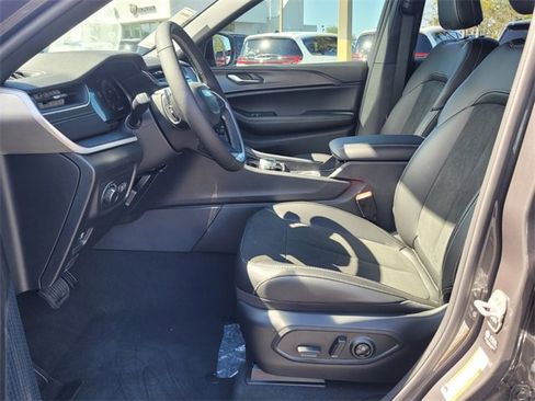 Used 2025 Jeep Grand Cherokee Altitude image 10