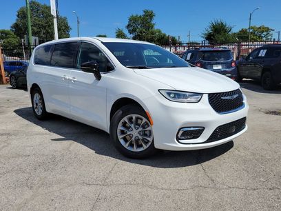 Used 2026 Chrysler Pacifica Select