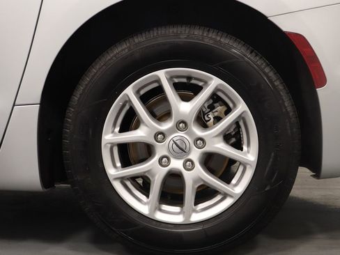 Used 2024 Chrysler Pacifica Touring-L image 25