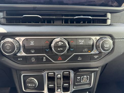 Used 2024 Jeep Wrangler Unlimited Rubicon AWD/4WD image 17