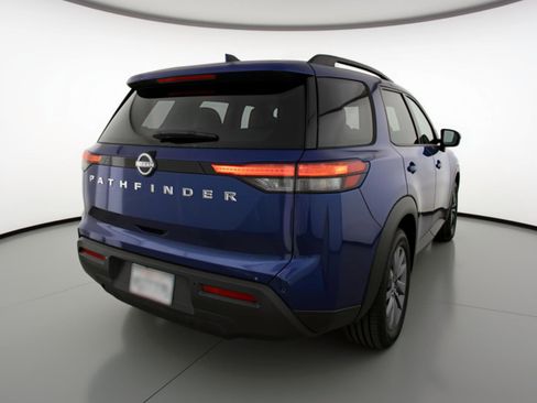 Used 2025 Nissan Pathfinder SV image 9