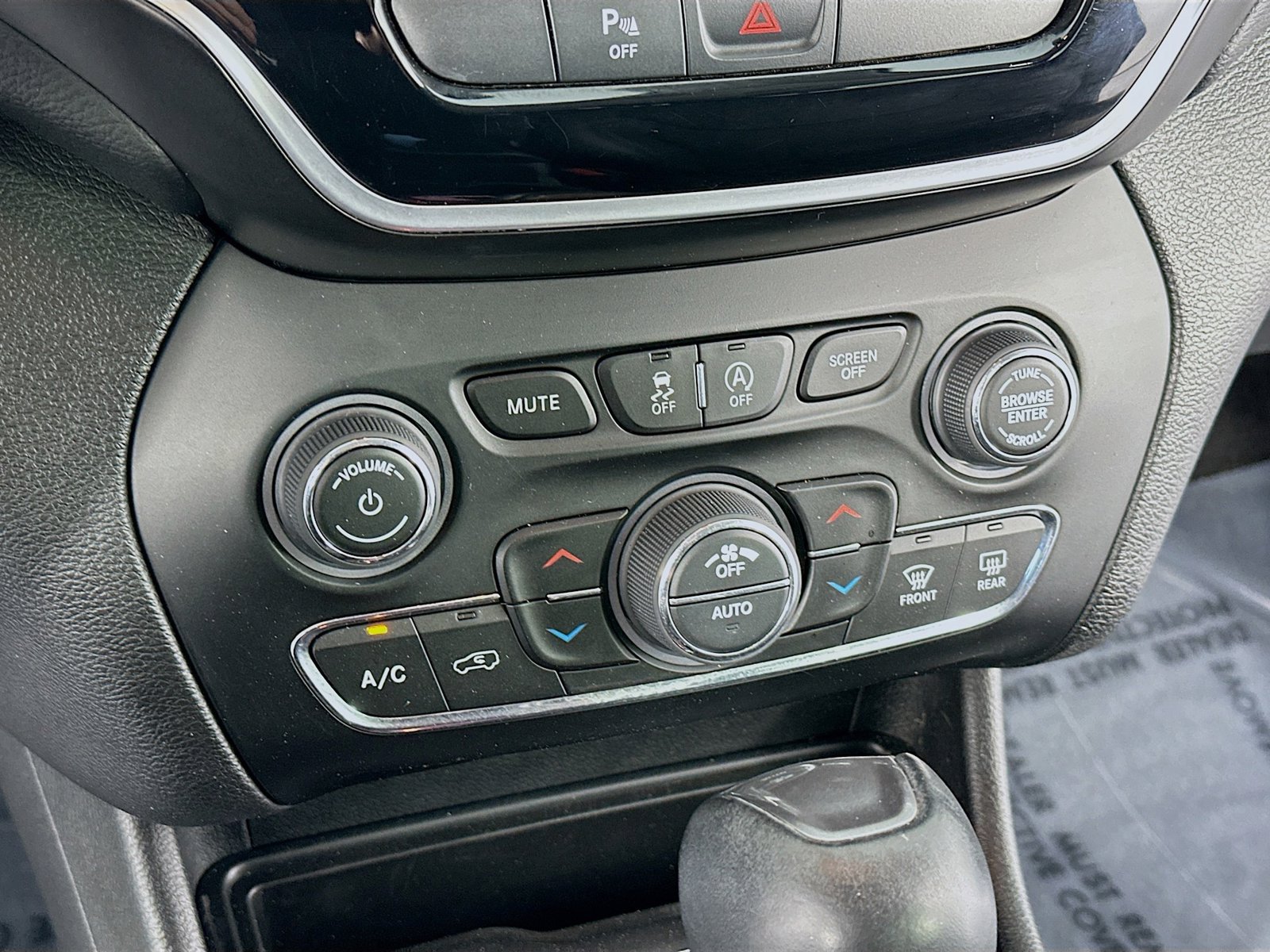 Used 2020 Jeep Cherokee Limited AWD/4WD image 23