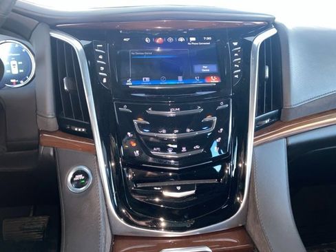 Used 2019 Cadillac Escalade Luxury image 11