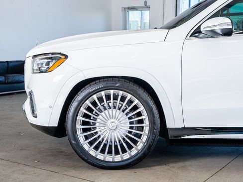 Used 2024 Mercedes-Benz Maybach GLS 600 4MATIC image 9