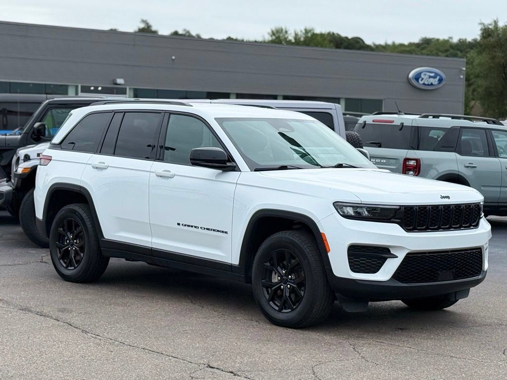 Used 2025 Jeep Grand Cherokee Altitude AWD/4WD image 28