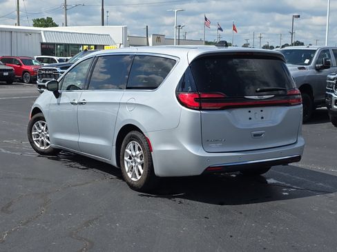 Used 2023 Chrysler Pacifica Touring-L FWD image 51