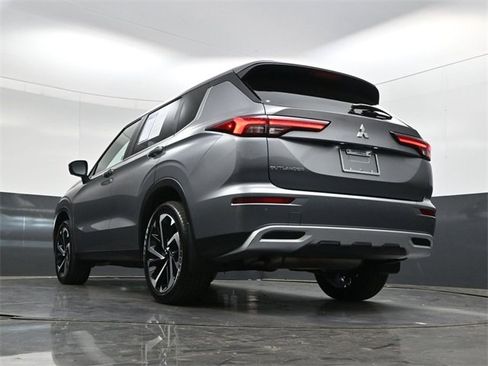 Used 2023 Mitsubishi Outlander SE image 36