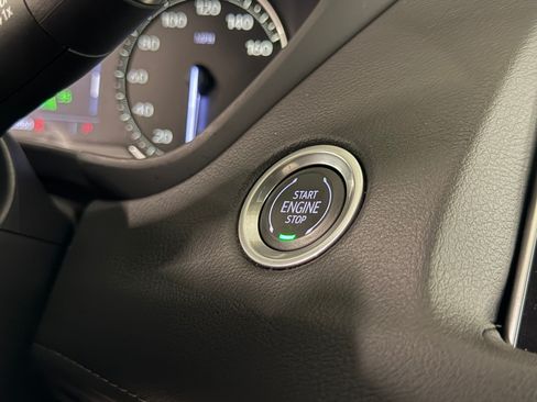 Used 2022 Cadillac XT4 Luxury w/ Cold Weather Package FWD image 15