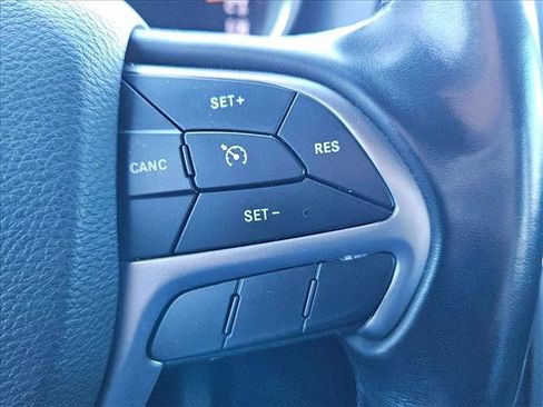 Used 2021 Jeep Grand Cherokee Laredo image 9