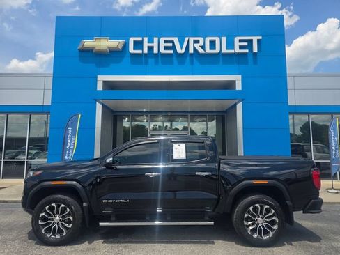 Used 2023 GMC Canyon Denali w/ Denali Black Edition AWD/4WD image 2
