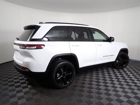 Used 2023 Jeep Grand Cherokee Altitude AWD/4WD image 18