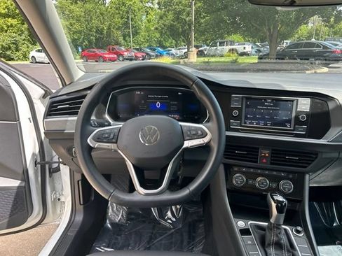 Used 2023 Volkswagen Jetta SE FWD image 13